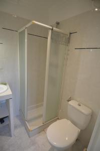 uma casa de banho com um chuveiro, um WC e um lavatório. em Superbe studio dans le quartier du port a 5min des lignes de tramway em Nice