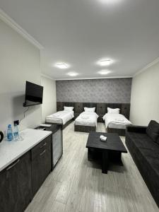 VARDANANTS HOTEL Meghri客房内的一张或多张床位