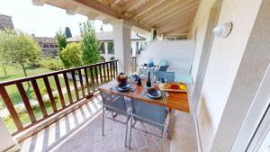 - un balcon avec une table et de la nourriture dans l'établissement Appartamento Chervo Golf - BGL, à Pozzolengo