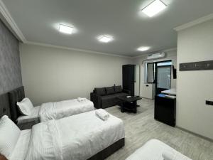 VARDANANTS HOTEL Meghri客房内的一张或多张床位