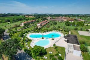 - une vue aérienne sur un complexe avec une grande piscine dans l'établissement Appartamento Chervo Golf - BGL, à Pozzolengo