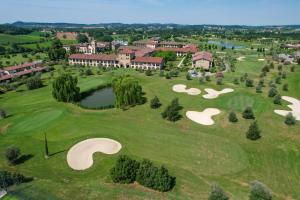 - une vue aérienne sur le parcours de golf du complexe dans l'établissement Appartamento Chervo Golf - BGL, à Pozzolengo
