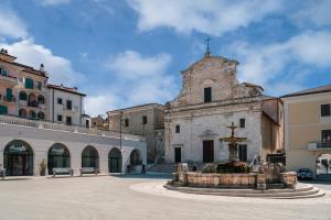 un edificio antiguo con una fuente en un patio en Hotel La Fenice, en Castel di Sangro