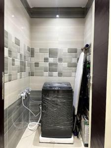 ein Bad mit einer schwarz-grauen Wand in der Unterkunft Central/3 bed/Private & Equipped in Madinat as-Sadis min Uktubar