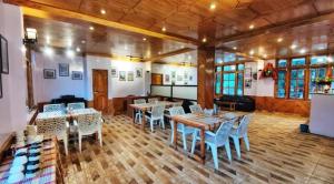 En restaurang eller annat matställe på Hotel Celebriti Inn - Old Manali