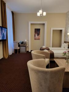 Televízia a/alebo spoločenská miestnosť v ubytovaní Hotel Maximum