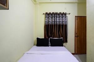 Postel nebo postele na pokoji v ubytování OYO Hotel Sai Palace Lodging