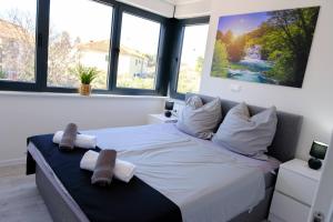 1 dormitorio con 1 cama grande y toallas. en Luxury Home Vida with Pool, en Vodice