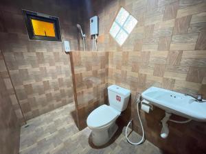 La salle de bains est pourvue de toilettes et d'un lavabo. dans l'établissement Ruen Orathai Resort, à Prachuap Khiri Khan