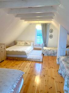 een slaapkamer met 2 bedden en een raam bij Sodyba Paukščių Takas in Aviliai