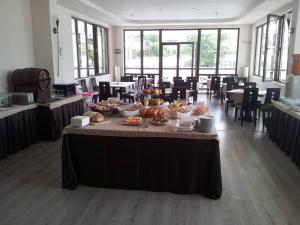 Habitación grande con una mesa con comida. en Villa Mare en Sunny Beach