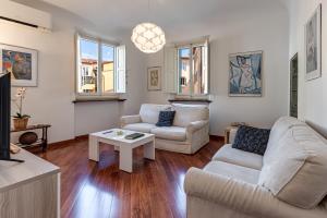 ein Wohnzimmer mit 2 Sofas und einem Tisch in der Unterkunft Medici Chapels Apartment in Florenz