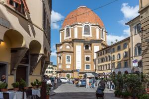 budynek z wieżą zegarową na środku ulicy w obiekcie Medici Chapels Apartment we Florencji