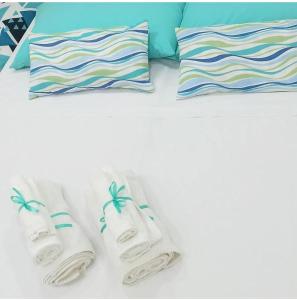 een bed met handdoeken en kussens erop bij VerdeMare Charming accommodation in Vietri Sul Mare - Amalfi coast in Vietri