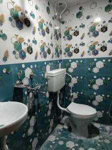 JHARANA GUEST HOUSE في بوري: حمام مع مرحاض ومغسلة