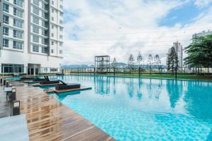 - une grande piscine d'eau bleue dans un bâtiment dans l'établissement D'Rapport Residences by Nexus Homes, à Kuala Lumpur