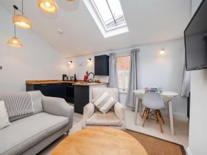 uma sala de estar com um sofá e uma mesa em The Sands Sheringham em Sheringham
