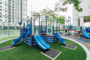 - une aire de jeux avec toboggan dans un parc dans l'établissement D'Rapport Residences by Nexus Homes, à Kuala Lumpur