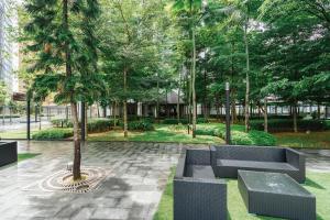 un parc avec deux bancs et un arbre dans l'établissement D'Rapport Residences by Nexus Homes, à Kuala Lumpur