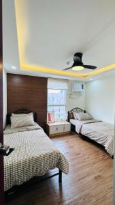 um quarto com 2 camas e um tecto em ECO Staycation - En Casa Orila em Manilla