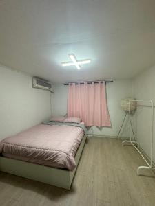 Un ou plusieurs lits dans un hébergement de l'établissement Hongdae Hyoosik