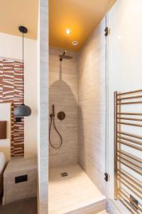 um chuveiro com uma porta de vidro na casa de banho em Charming apartment in the heart of the Marais em Paris