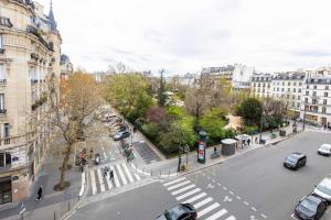 uma vista aérea de uma rua da cidade com uma faixa de pedestres em Charming apartment in the heart of the Marais em Paris
