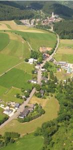 una vista aérea de un pequeño pueblo en un campo en Gästehaus Senger en Bestwig