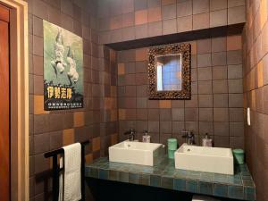 La salle de bains est pourvue de 2 lavabos et d'un miroir. dans l'établissement Koyasan Space, à Koyasan