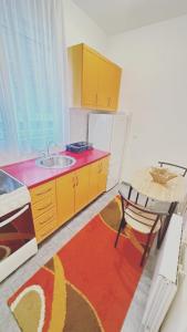 cocina con fregadero y mesa en Apartment Boulevard, en Belgrado