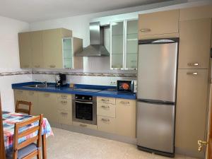 マサロンにあるCarolina apartamento de Luxeのキッチン(ステンレス製の冷蔵庫、キャビネット付)