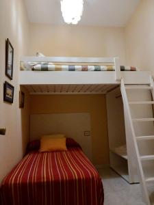 Ce lit superposé se trouve dans un dortoir doté de lits superposés. dans l'établissement Parada do Camiño de Santiago, à Betanzos