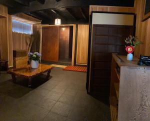 Il comprend un salon avec une table et une cuisine. dans l'établissement Koyasan Space, à Koyasan
