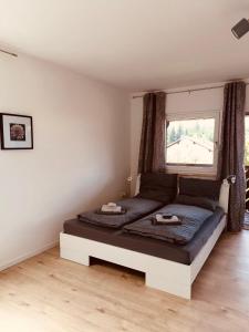 Ce lit se trouve dans un dortoir doté d'une fenêtre. dans l'établissement FELIX LIVING 8, modern & cozy, 3 Zimmer, Balkon, Parkplatz, à Salzweg