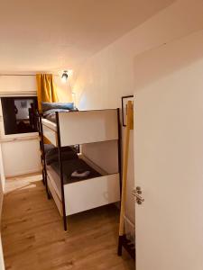 SalzwegにあるFELIX LIVING 8, modern & cozy, 3 Zimmer, Balkon, Parkplatzの二段ベッド2台とドアが備わる客室です。