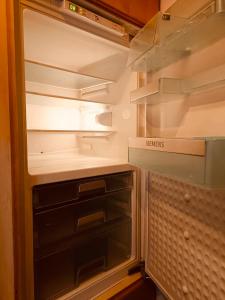 an empty refrigerator with its door open withartments at FELIX LIVING 8, modern & cozy, 3 Zimmer, Balkon, Parkplatz in Salzweg