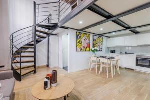 eine Küche und ein Wohnzimmer mit einer Wendeltreppe in der Unterkunft Parisian duplex cocoon in Saint-Germain-Des-Pres in Paris