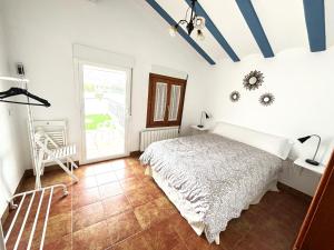 een slaapkamer met een bed en een groot raam bij Casas de Poniente in Cehegín