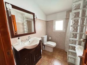 y baño con lavabo y aseo. en Casas de Poniente en Cehegín
