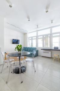 un salon avec une table et des chaises dans l'établissement Starhost - Mazzini Apartments, à Salerne