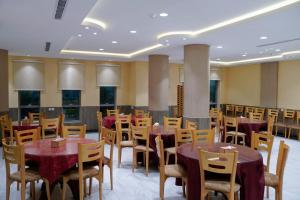 ein Restaurant mit Tischen und Stühlen in einem Zimmer in der Unterkunft شقق فربيون الفندقية -محايل in Muhayil