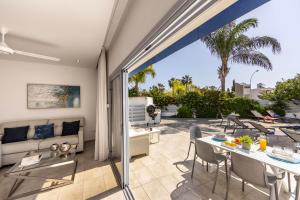 sala de estar con sofá y mesa en Azure Luxury Pool Villa en Protaras