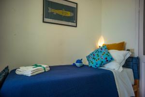 ヴェルナッツァにあるMaemuna Sea Viewのベッドルーム1室(青いシーツと枕のベッド1台付)