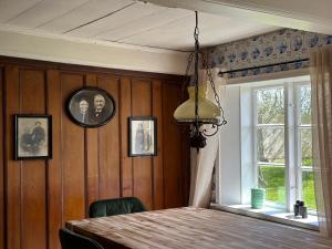 a dining room with a table and a window at Huus Hannchen in Langeneß