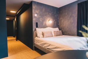 ein Schlafzimmer mit einem großen Bett in einem Zimmer in der Unterkunft LVM Stays in Den Haag