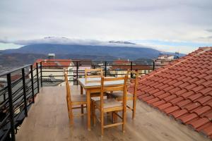 een tafel en stoelen op een balkon met uitzicht bij Restorant Ballkoni Beratit in Berat