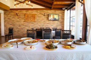 een tafel met veel borden eten erop bij Restorant Ballkoni Beratit in Berat