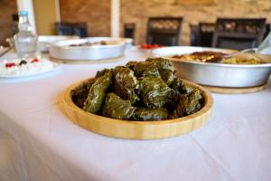 een kom eten zittend op een tafel bij Restorant Ballkoni Beratit in Berat