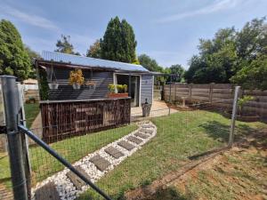 a backyard with a fence and a shed at Vosloo's rest in Vereeniging