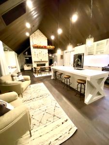 a kitchen and living room with a table and chairs at Luxury Alpine Retreat with a hot tub in Frankton